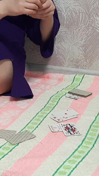继妹在打牌时被狂操，以至于她不小心露出了她的阴户。