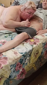 Moja macocha z dużymi piersiami ssie mojego penisa i spermę