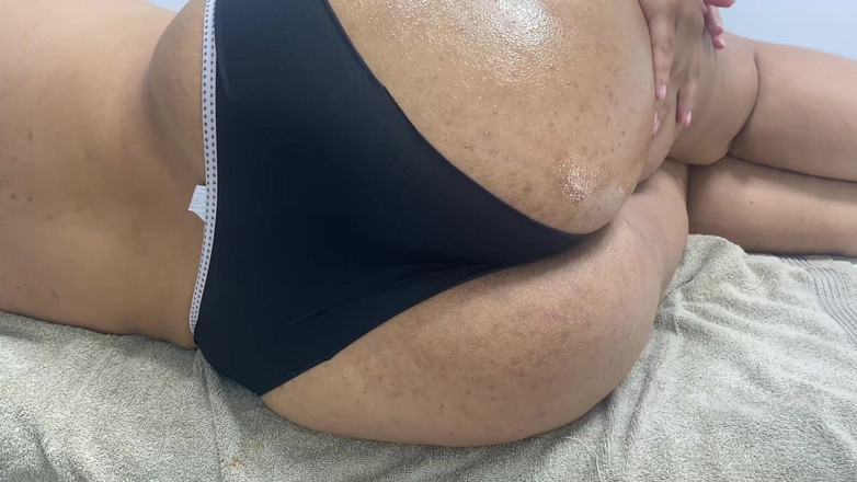 zendella usain: 그녀의 큰 엉덩이에 맞지 않는 그녀의 흑인 끈구