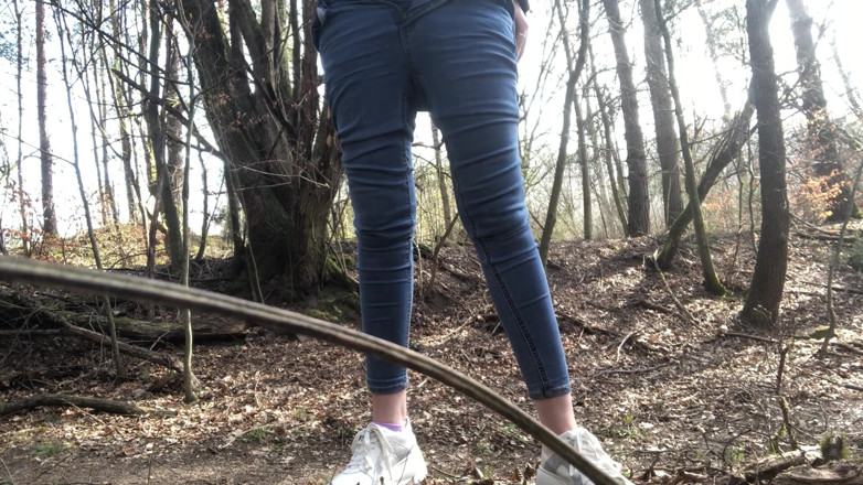 Arteya: Pipì nella foresta
