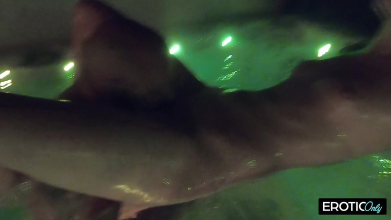 ONLYFREAKSX: On stříká její díru do bazénu