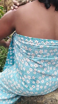 DesiインドMILFショー彼女の驚きの大きなおっぱいと滑りながら彼女は入浴