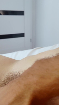 Un bel oreiller à fleurs et une femme merveilleuse à gros nichons