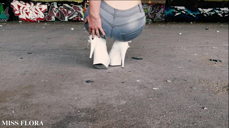 Miss Flora: Lopen en plagen in mijn witte laarzen - deel 1 en 2