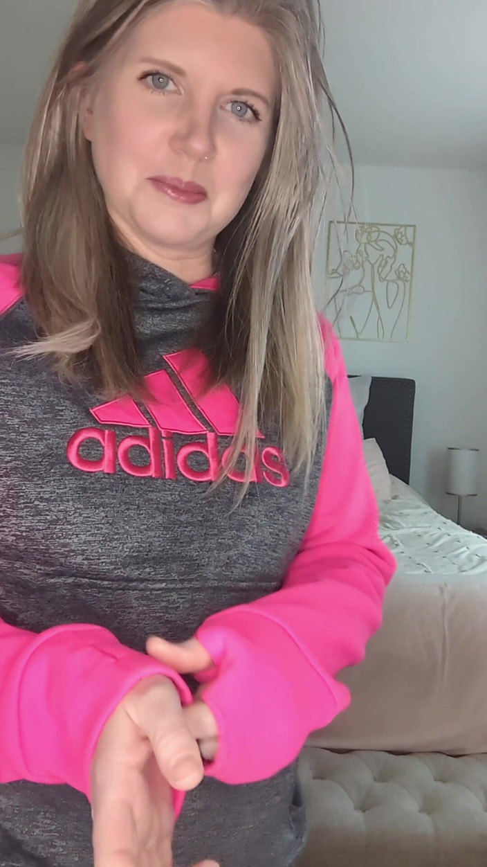 Housewife Ginger: Hoodie स्ट्रिपटीज़ हिलाने के निर्देश