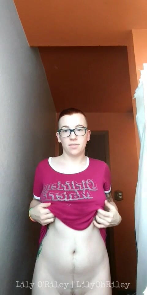 Lily O'Riley: Si rambut merah cergas menggesel kelentit besarnya dan pancut keras...