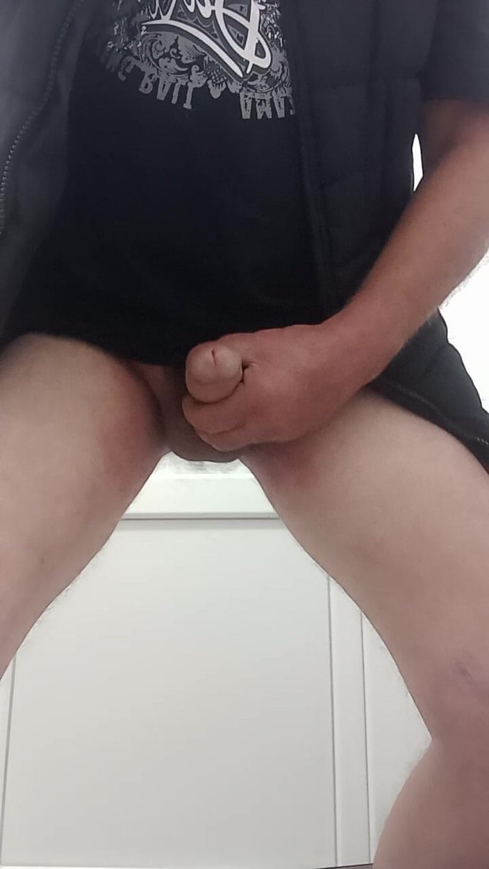 rastyo75: Aku masturbasi buru-buru di toilet sebelum kencing.