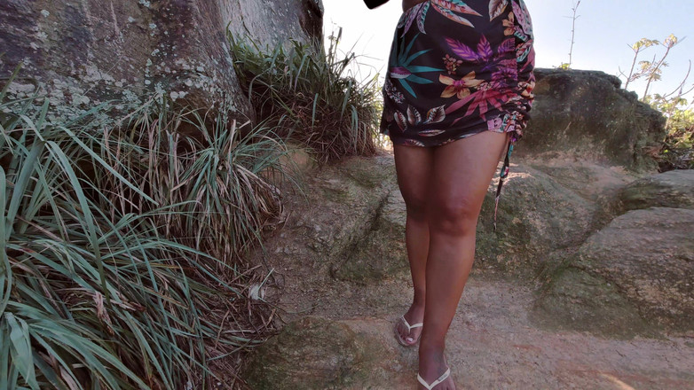 Nicoly Mattos: Istri hotku lagi asik masturbasi dan kencing di pantai!