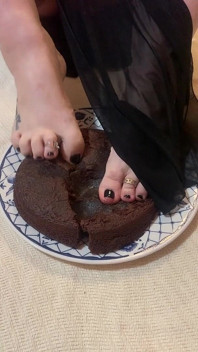 Feet Feet Feet in the Cake