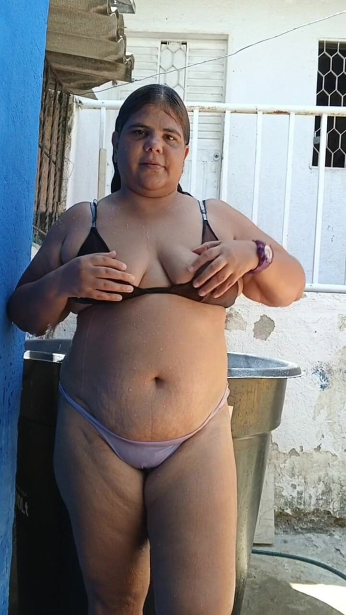 Adribella69: Bohatá venkovní koupel, můj soused rád vidí můj velký zadek