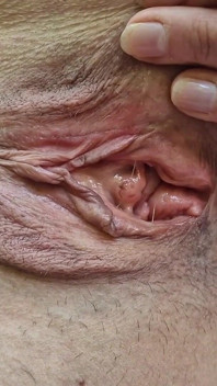 Aku lagi asik pamer memekku pakai serviks di luar ruangan sampai kencing