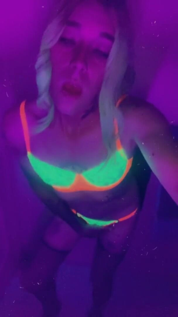 CarmenMelatonin: Garota sexy da festa quer foder