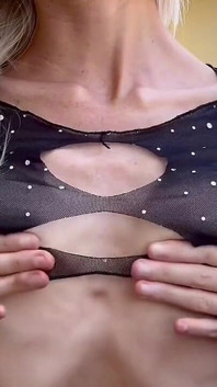 Sexy ragazza bionda magra in forma balla, si allarga, e fa Yoga nauli posa addominali e pancia