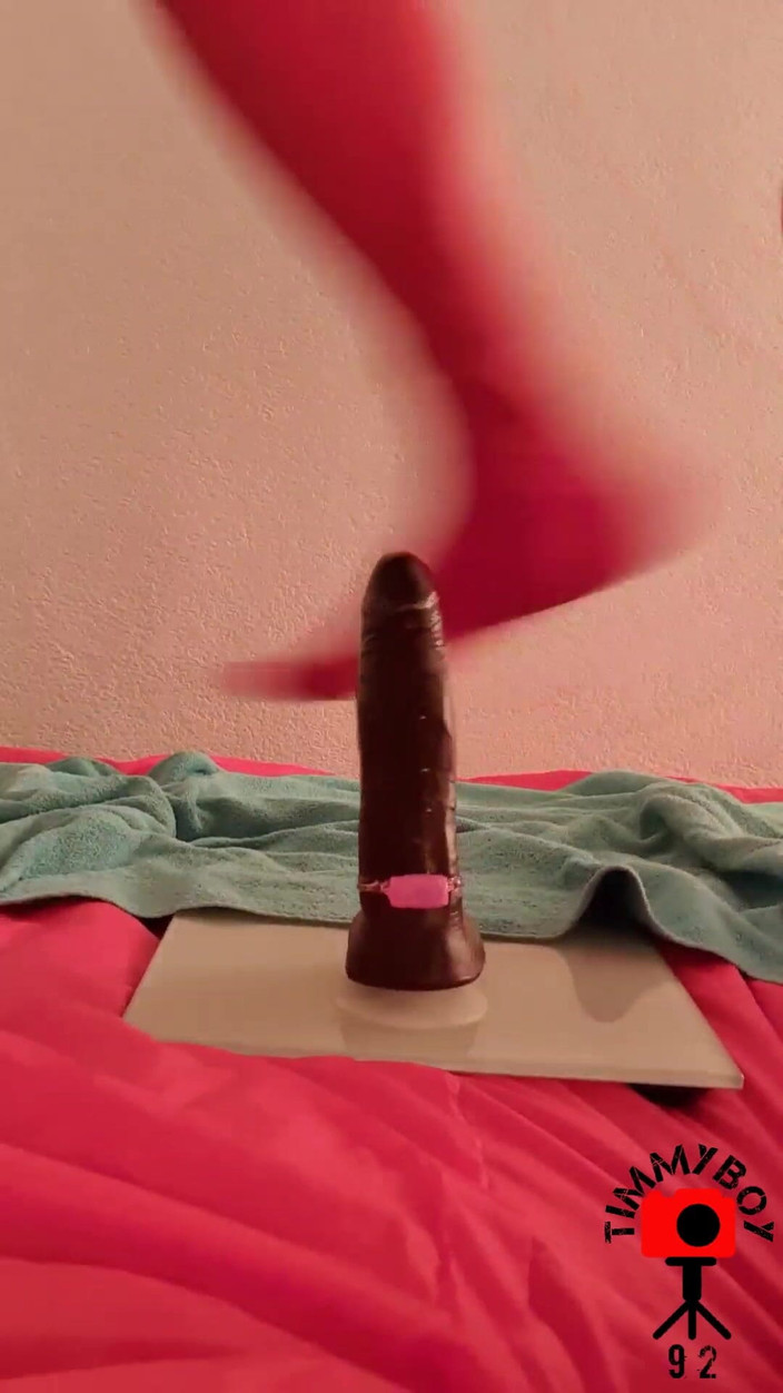 Timmyboy: Timmyboy92 Menunggang Dildo Hitam Ultra-realistik Doc Johnson dan Menikmatinya