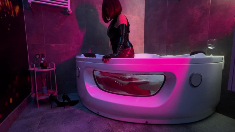 Dominatrix Miss Patricia Stark: Stăpâna face baie în latex și cizme