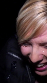 Une jeune salope britannique blonde coquine réchauffe des bites par une nuit de froid pendant une mission de dogging coquine