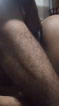 新婚夫妇的第一夜性爱故事。妻子与丈夫发生性关系，享受激情的爱