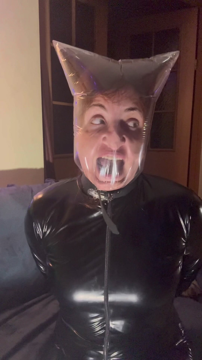 Elena917: Enge plastiktüte und latex