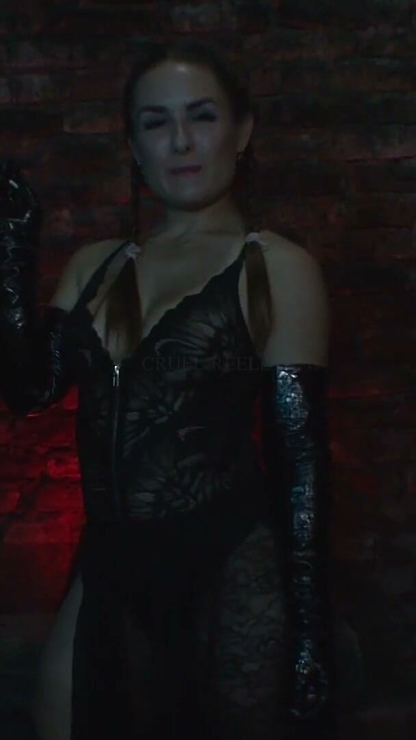REELL - The cute Girl next door _ FemDom Reality: Röker med långa handskar på