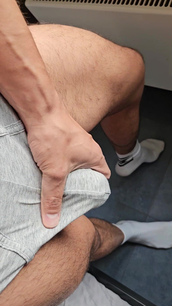 Roma_Black: Ejaculează pe podea