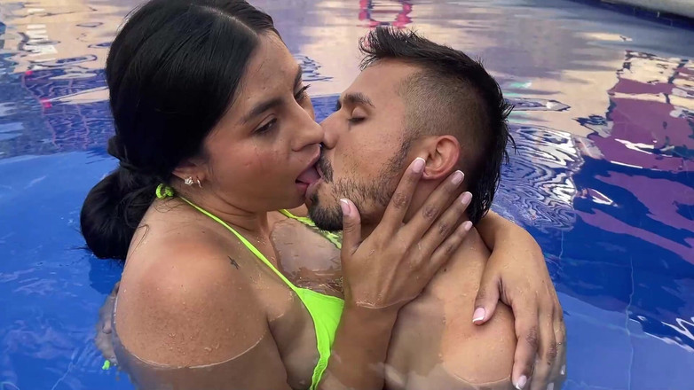 TommyMiller: पानी उन्हें कवर के रूप में वे इच्छा से भरा चुंबन के साथ एक दूसरे को निगल