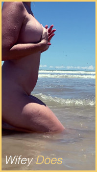 Wifey Adora Desfrutar Da Praia De Nudismo