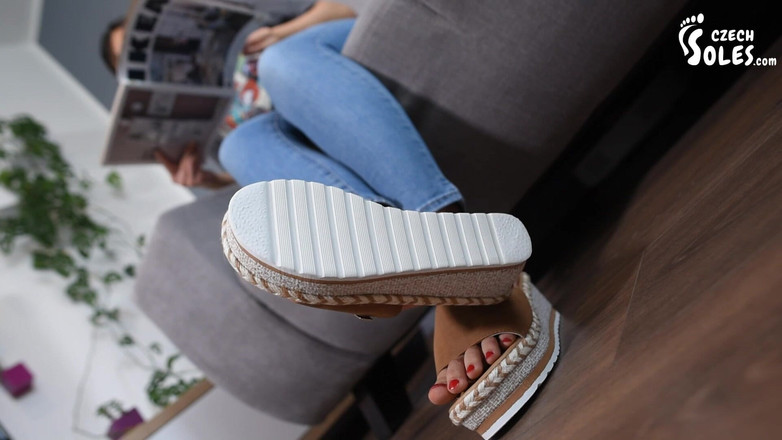 Czech Soles - foot fetish content: 지루한 아시아 주부의 섹시한 발과 슬리퍼