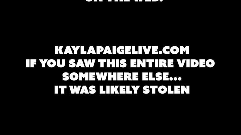 Kayla Paige: Die vollbusige MILF kayla Paige strippt in der küche!
