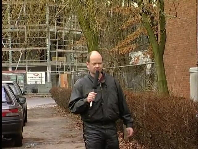 Lucky Cooch: Kortharige brunette in interview buitenshuis