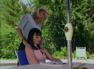 Lesbo Tube: Vynikající milfky smyslně šukají u bazénu