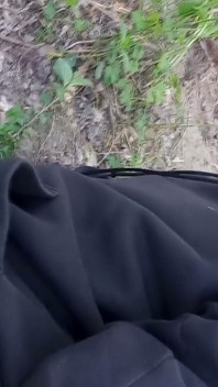 Pau exposto através das calças voa este fofo garoto gay transando precuming gozando limpando esperma em seu pau ao ar livre é Jon Arteen
