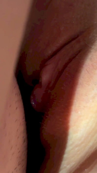 Close-up poesje neuken op tafel! Enorme cumshot in haar gezwollen lippen!