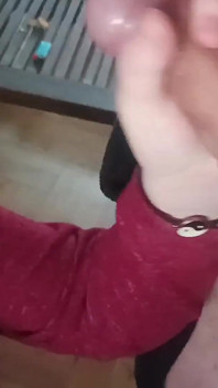 Skutečná domácí amatérská děvka saje velký penis a dostane sperma na obličej