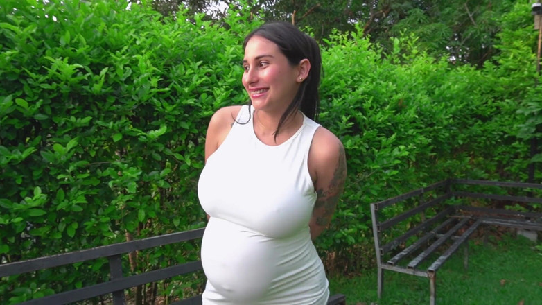 Jenifer Play: Challenge in a Park: Pregnant Girl Agrees to Use an...