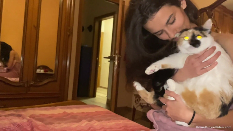Homegrown Video: Sofia gece geç saatlerde yatakta sikişiyor