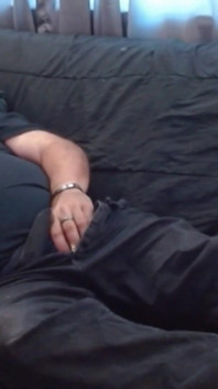 Atrapado masturbándose en sofá