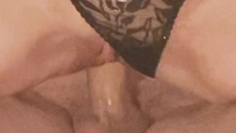 Temple of tease: Ashlynn shea balayında sikişiyor