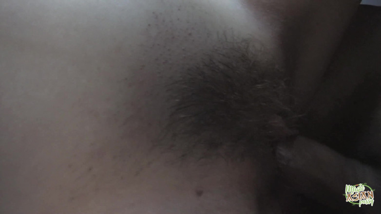 Magic Asian Pussy: Bu tatlı melek iki mastürbasyon yapıyor, biri ıslak içine sokuyor