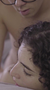Universitária ensina garoto nerd como fazer sexo