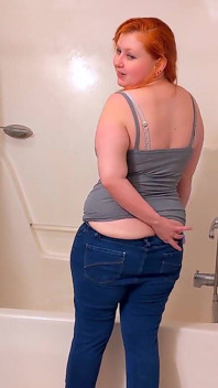 Bathtub cleaning MILF teases buttcrack