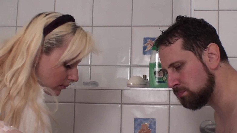 Femdom Austria: La schiava che mangia i capelli rasati