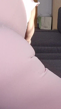新しいピンクのセクシーなジャンプスーツ姿のお尻を見て