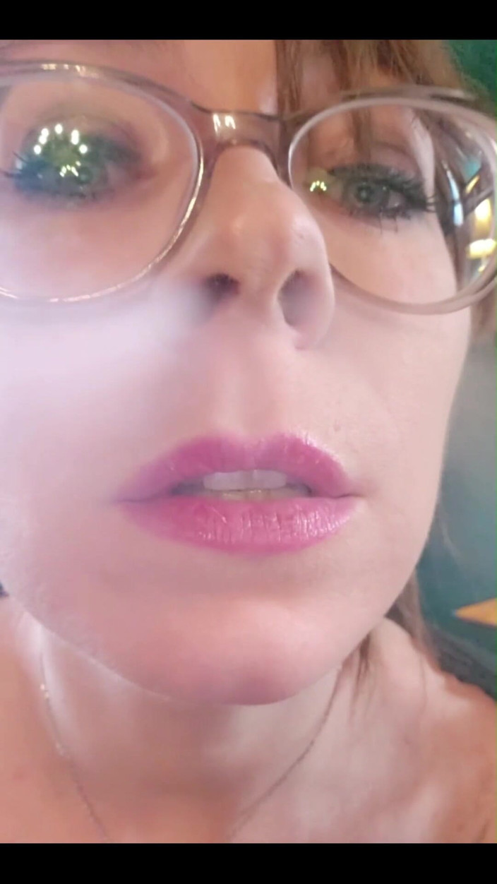 MistressThrope: Prostě miluji kouření do obličeje