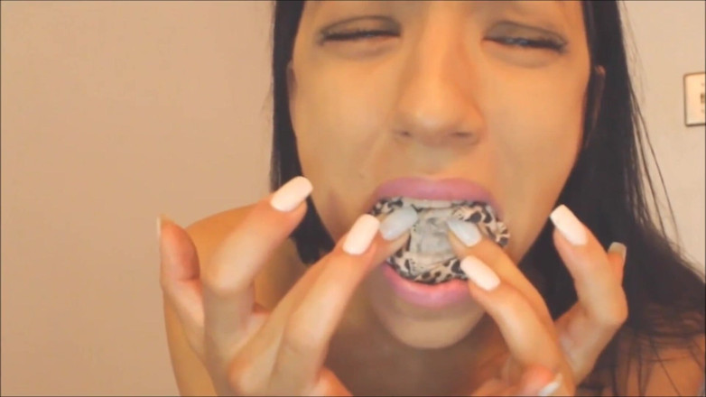 Selfgags classic: Latina imbavagliata dal nastro!