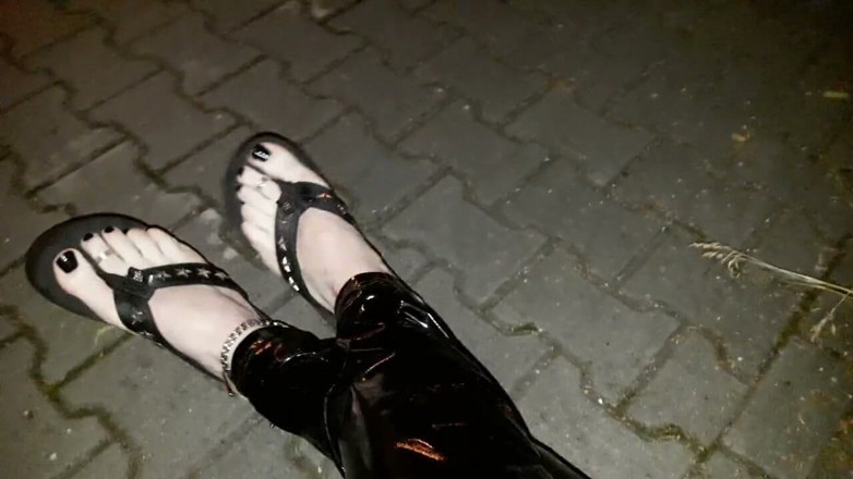 Heelex: Crossdresser na ulicy w lateksowych leginsach i seksownych klapkach na...