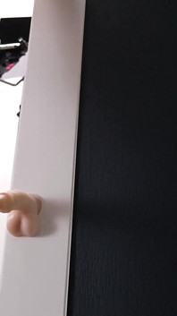 La tua bambina è tra due! Un eccitante video di apertura anale da vicino
