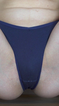 Probándose bragas sexy y en cuclillas para ver un gran coño abultado
