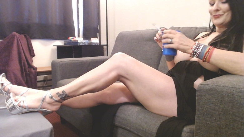 Abby Anna: Seksi uzun bacaklar gümüş strappy topuklu ayakkabılar