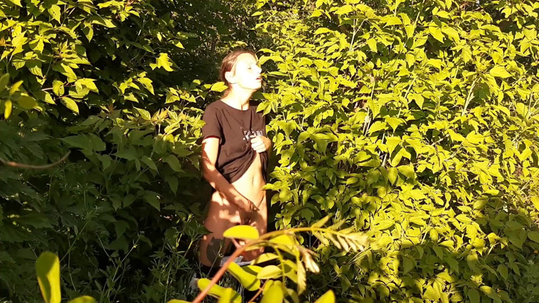 Lesbian-candys: Riskante weibliche outdoor-masturbation in der natur