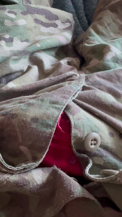Gay Soldier Stuff: Armádní voják si honí v uniformě a stříká přes nějaké červené...